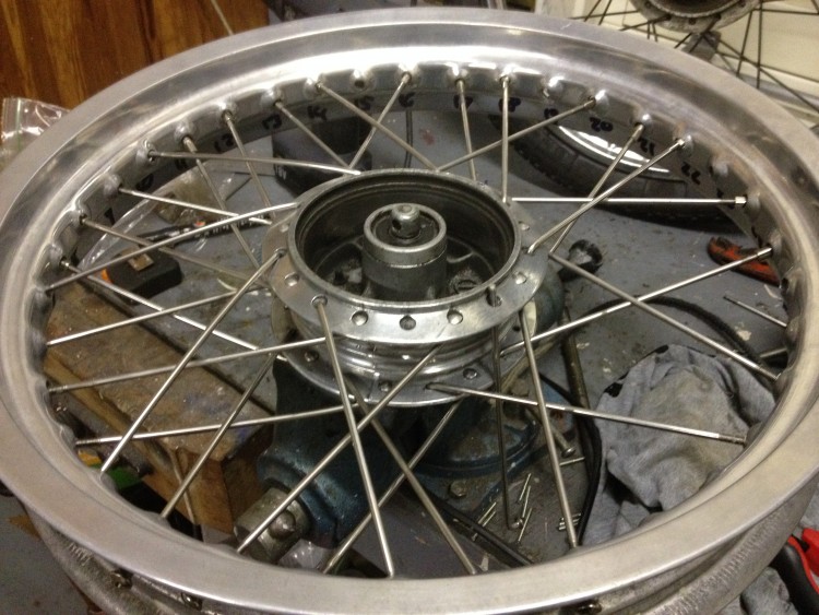 Velg na het polijsten, derbi velg, Harley Davidson RVS spaken, en een Honda C50 Naaf. "If it fits, it sits"