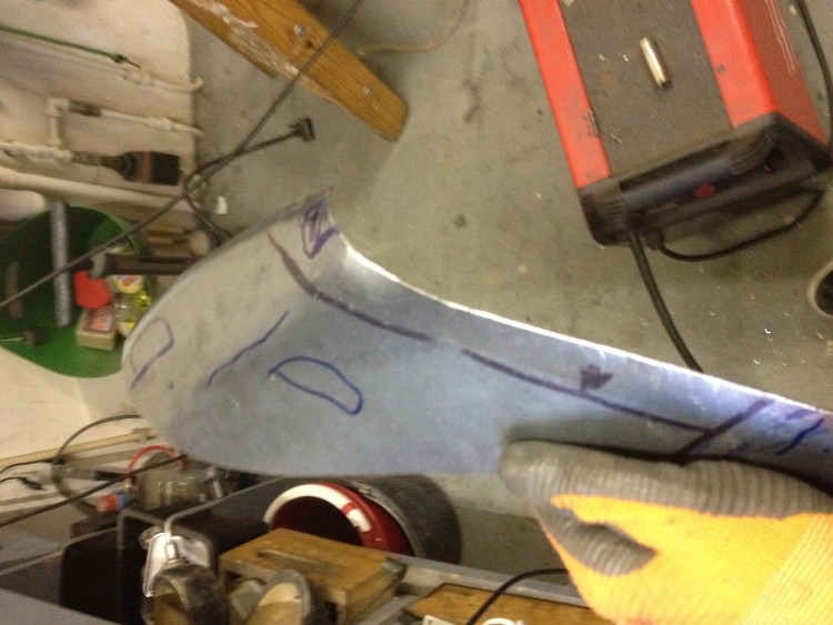 2 metalen platen 2 mm gefikst en daar maak ik mijn achterkant van. Buigen en kloppen paar maand lang.