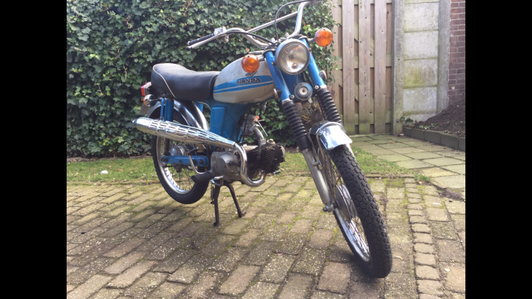 Mijn CL70 in Japan verkocht in deze kleur blauw en rood