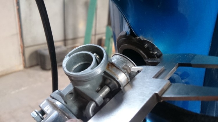 Carburateur gemonteerd en gemeten hoelang het nieuwe aansluitstuk moet worden